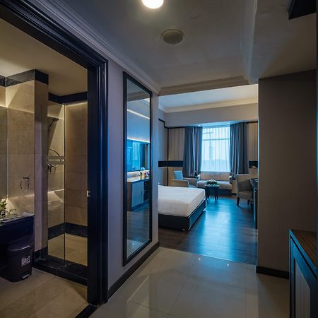 Grand Jatra Hotel Pakanbaru Exteriör bild