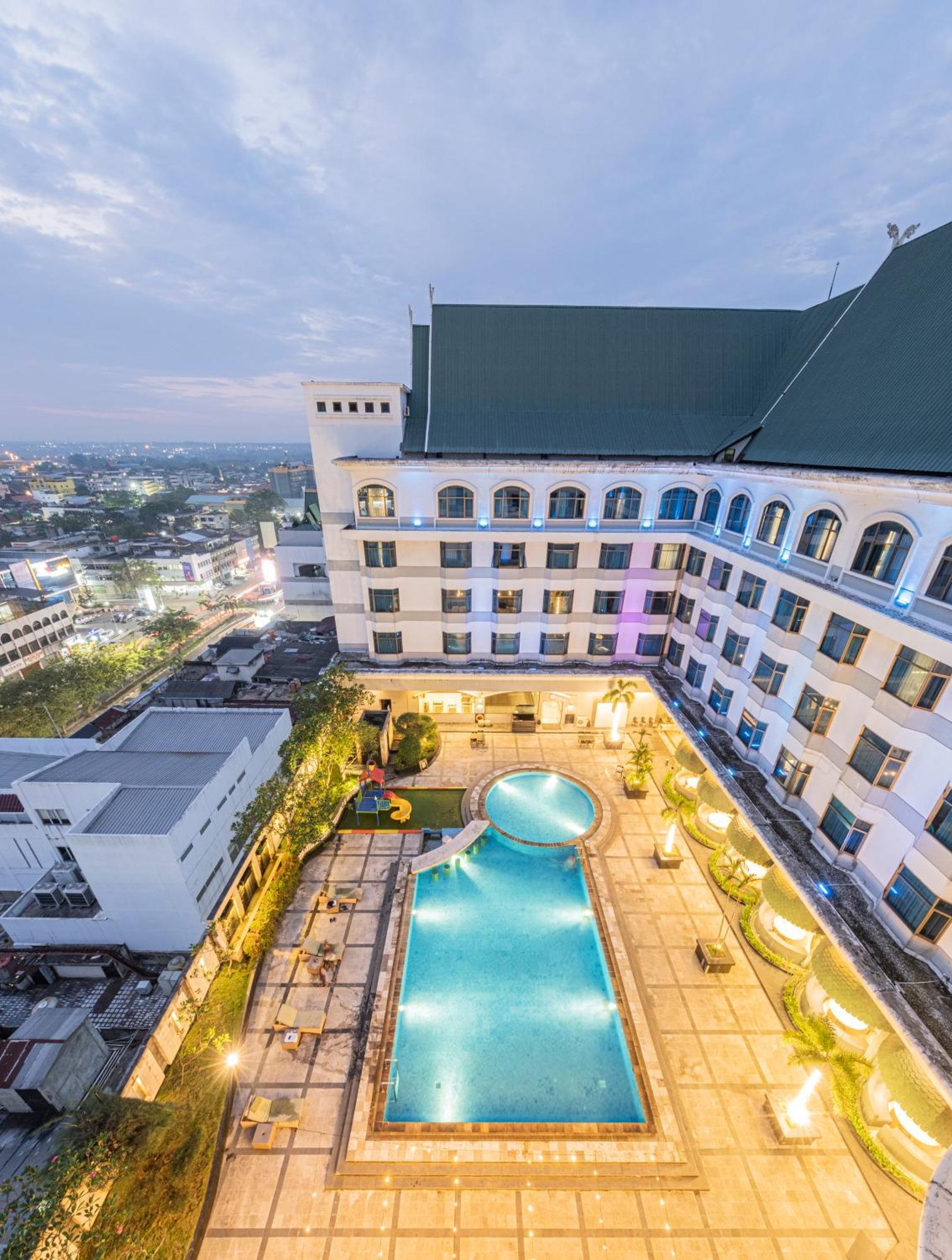 Grand Jatra Hotel Pakanbaru Exteriör bild