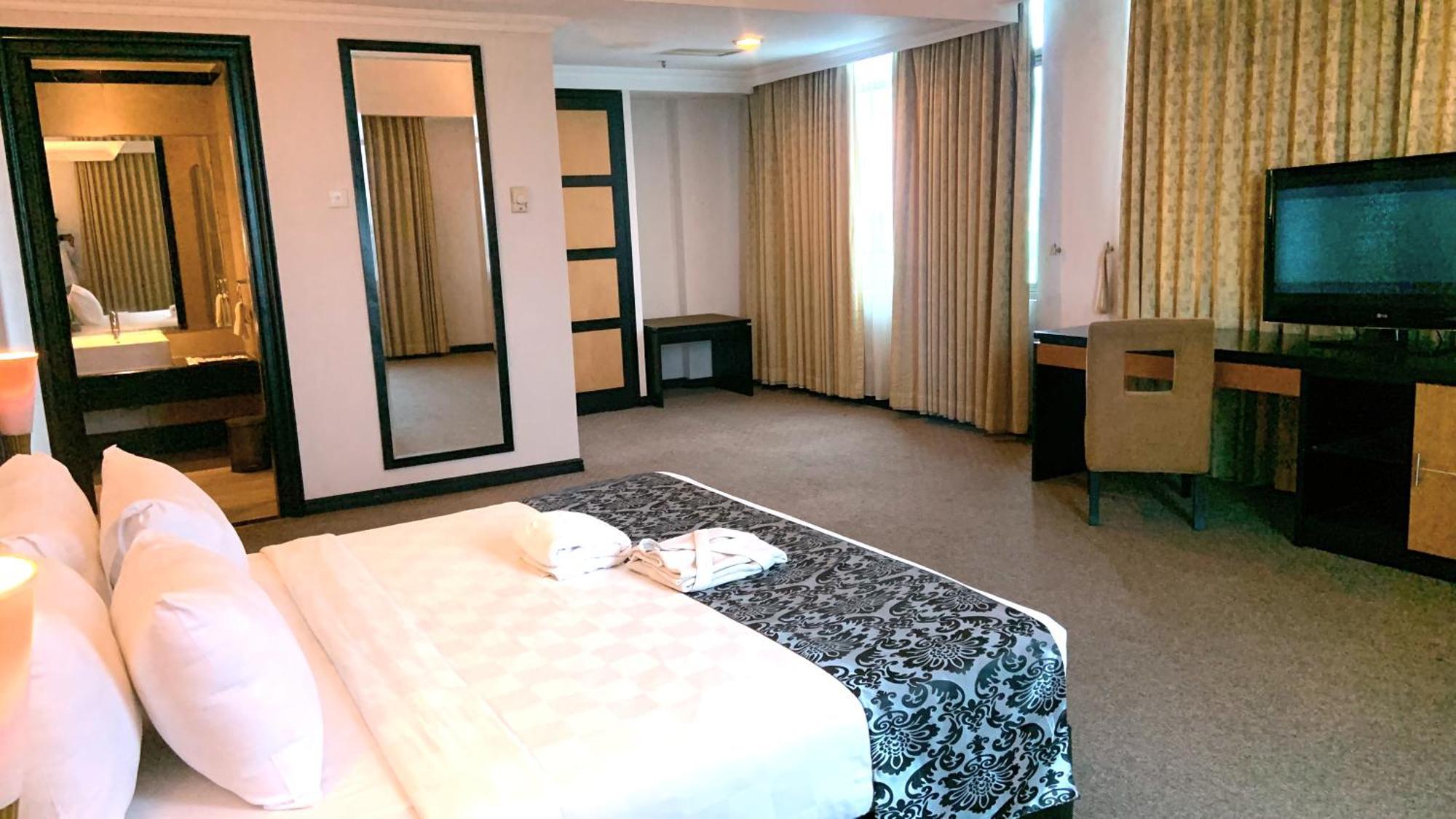 Grand Jatra Hotel Pakanbaru Exteriör bild