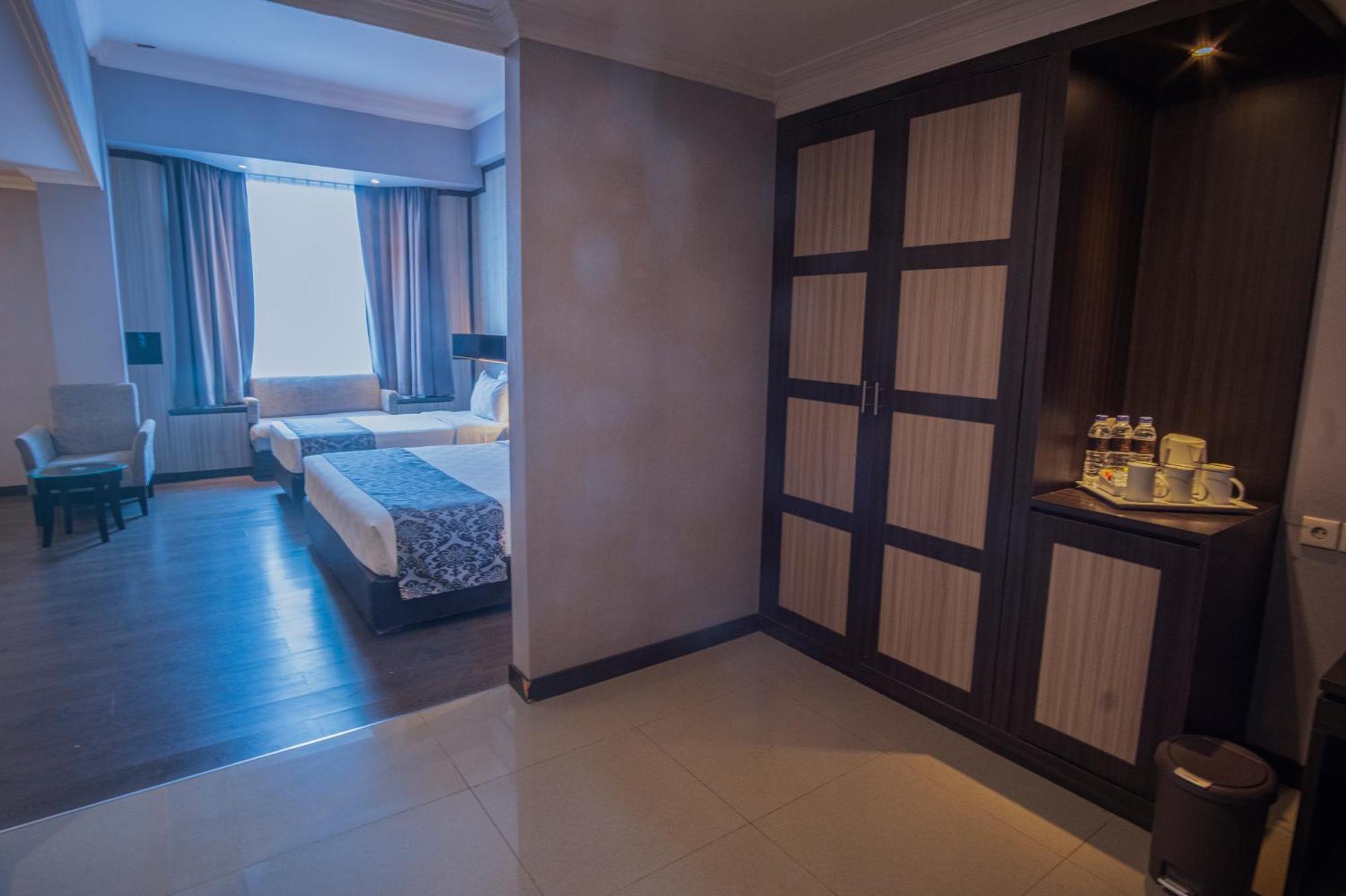 Grand Jatra Hotel Pakanbaru Exteriör bild